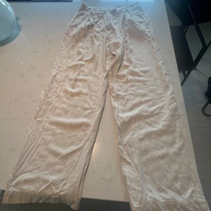 Linnebyxor - Linnebyxor från Weekday, aldrig använda endast testade. Nypris 590kr.  Pris kan diskuteras, frakt tillkommer. 