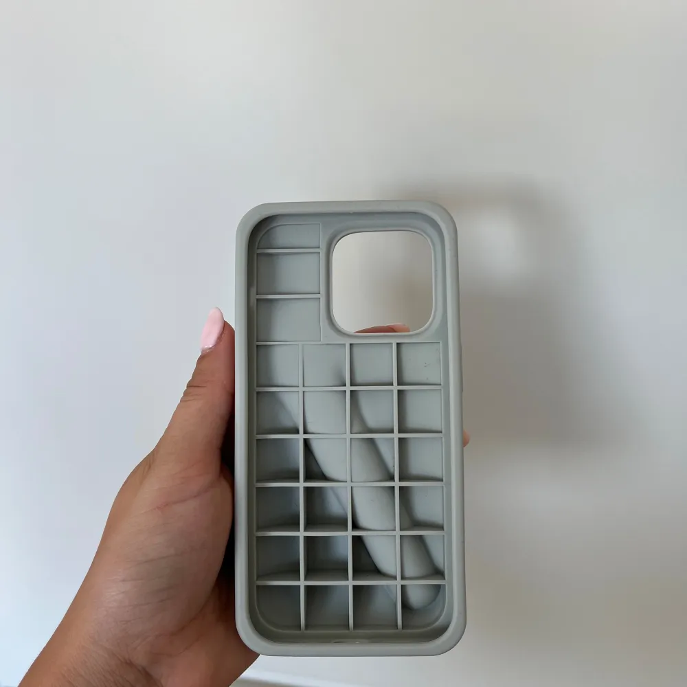 Säljer mitt Rhode skal som jag köpte för 3 veckor sen, i storlek för IPhone 14. Köpte fel storlek därav att jag säljer det - Har inte kvar originalförpackningen, men orderbekräftelse från köpet!. Asusteet.