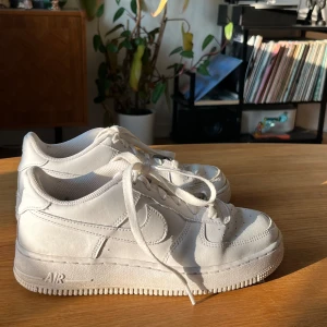 Airforce 1! - Säljer mina Airforce 1 då de ej kommer till användning. De är i ett väldigt bra skick med få slitningar! 