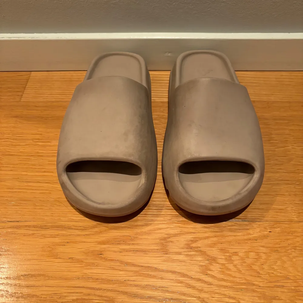 Yeezy slides i storlek 41, skulle säga att de passar mindre. Köpta på GOAT för några år sedan, skicket är där efter, 6.5/10. Nypris ca 2500kr. Skor.