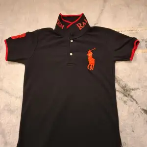 Ralph lauren tröja väldig snygg,svart röd, aldrig använd och för ett bra pris