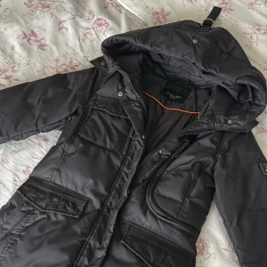 Super fin vinterjacka! - Säljer nu min Hollies vinterjacka, perfekt nu till vintern! Köpte den på Miinto för 4.495 kr och skicket på den är mycket bra den är väldigt sparsam använd, de enda är att banden som håller pälsen har töjts ut av sig själva men håller fortfarande!💗