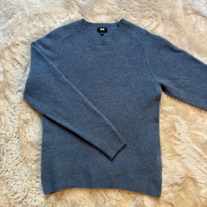 Stickad tröja - Stickad tröja från Uniqlo. Skick 10/10. Inga defekter. Modell: 180/60kg. 