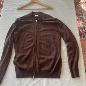 John Henric full zip - Säljer min John Henric full zip som är perfekt nu mot hösten och vintern☃️säljer för den inte kommer till användning.  100% Mariano ull Storlek L Färg vin röd  Skick 10/10  Nypris 1400 Pris kan diskuteras!