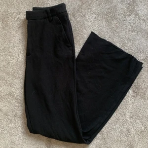 Kostymbyxor från Gina Tricot  - Säljer svarta midwaist kostymbyxor från Gina. Obs avklippta och passar om man är under 160 cm 🖤