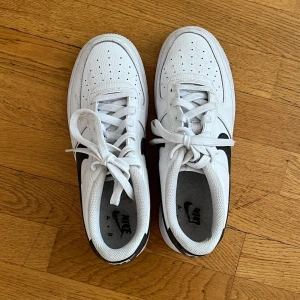 Nike air force 1 - Använda ett fåtal gånger, något smutsiga -  men annars hela och fina! Har inte kvar originalkartongen. Storlek: UK 6, EUR 39
