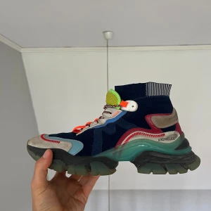 Moncler Leave No Trace High - Bra skick, och använda sparsamt. Kommer med allt, bortsett från orginallåda, men denna byter jag mot en annan moncler skolåda då istället!