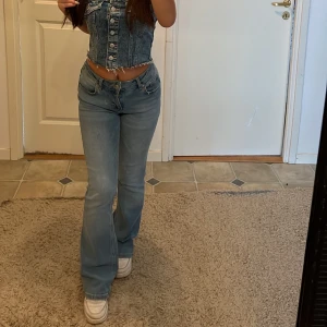 Low booth cut - Säljer ett par jätte fina lågmidjade jeans i blå, från lager använt 2 gånger tidigare. Storlek xs short lenght jag är 156  och de sitter perfekt både runt midjan och i längden💗kontakta för fler bilder, kan gå ner i pris vid smidig affär❤️
