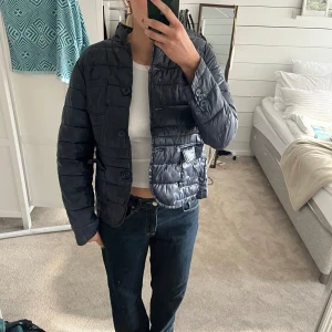 Blå vindjacka - Supersnygg men kommer tyvärr inte till användning. Köpt vintage i Amsterdam så går ej att få tag på