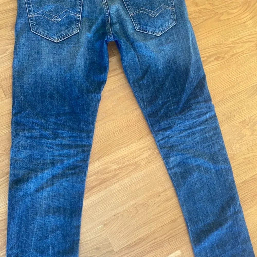 Säljer dessa replay jeans pga av att de inte passar mig, storleken är W29 L30  inga tecken på defekter. Jeans & Byxor.