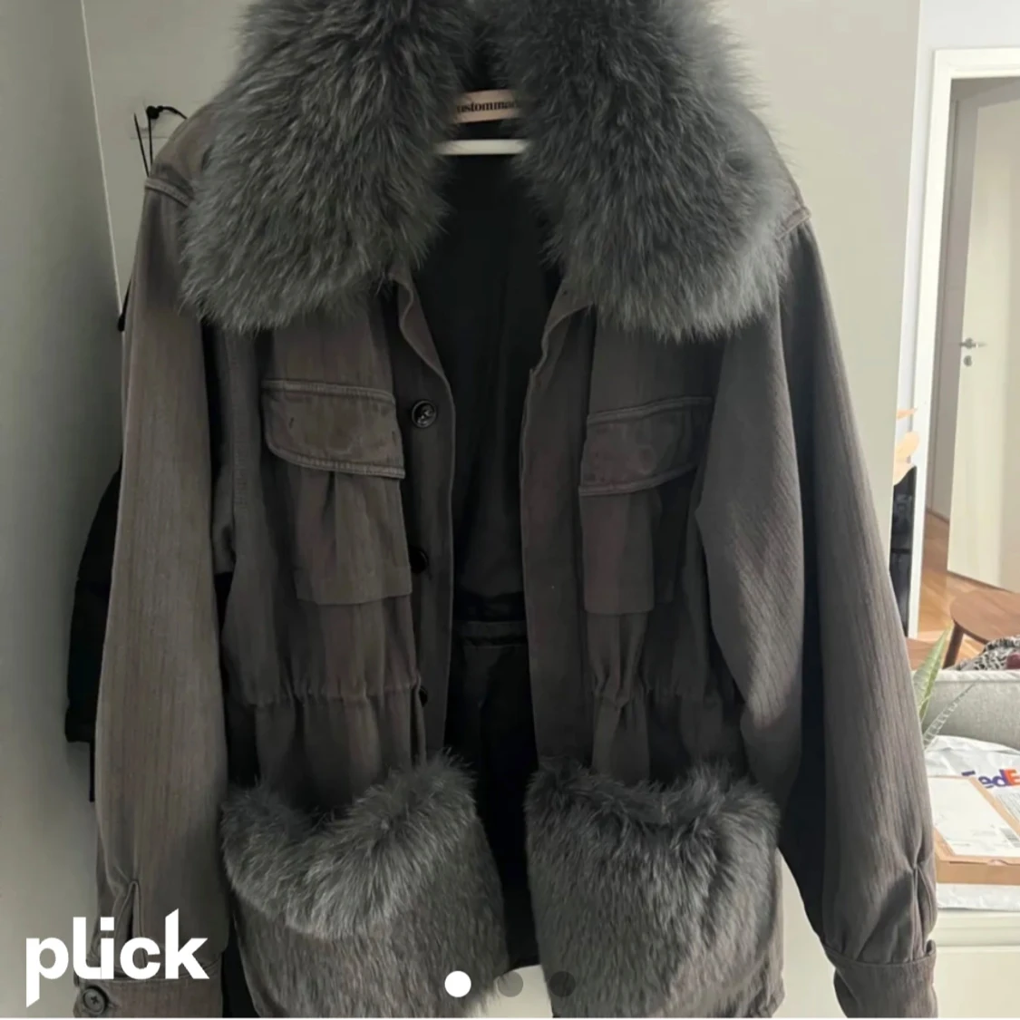 Grå jacka med pälsdetaljer