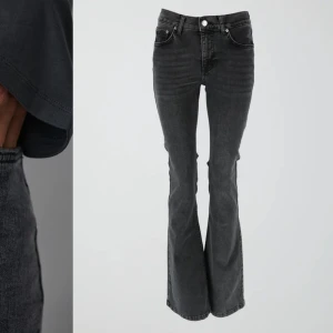 Grå low waist bootcut jeans  - Jag säljer nu dessa så fina grå low waist bootcut jeans från Gina Tricot för ett bra pris!! 💛 Supersnygga men för korta för mig (jag är en 179cm)!! Nypris är 500kr! Bra skick!! Pris kan diskuteras!! 💓💓