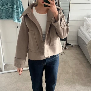 Beige kappa - Supersnygg beige/brun kappa från Kappahl. Köpt förra året och den är slutsåld så går ej att få tag på❤️