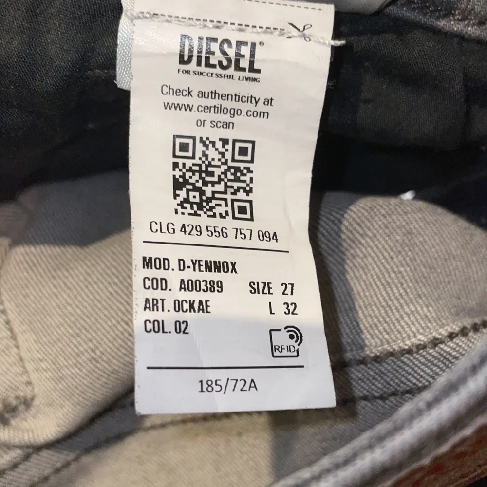 27-W 32-L Diesel jeans som är använda. Vikningar vid botten av benen (bild 5). Sköna slingor jeans som sitter bra. Passar inte längre mig och säljer därför.. Jeans & Byxor.