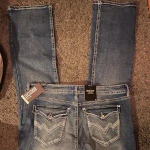 Bootcut jeans med glitter detaljer  - Supersnygga jeans, bootcutmodell och bakfickor med detaljer och glitter inslag💅 supersnygga med olika glitterdetaljer och vita sömmar! Storlek 15 i USA skulle säga runt storlek 44