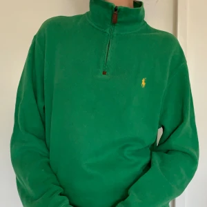 Ralph Lauren half zip grön - En grön Polo Ralph Lauren tröja med halvdragkedja i storlek M (herr). Tröjan har ett väldigt mjukt och skönt material, i mycket bra skick!