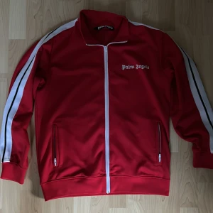 Palm angels Zip - En fet Palm angels zip som inte används längre Skick 10/10 och kan tänkas gå ner i pris vid snabb affär 