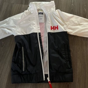 Helly Hansen jacka  - Tunnare jacka i strl 140, fint skick. Köparen betalar frakt. 