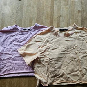 T-shirts  - Super fina t-shirts ifrån bikbok, ljusrosa/lila och aprikos 🤍 40kr styck eller 60kr för båda 🤍 Lite skrynkliga på bilden 😅 Nyskick. 🤍
