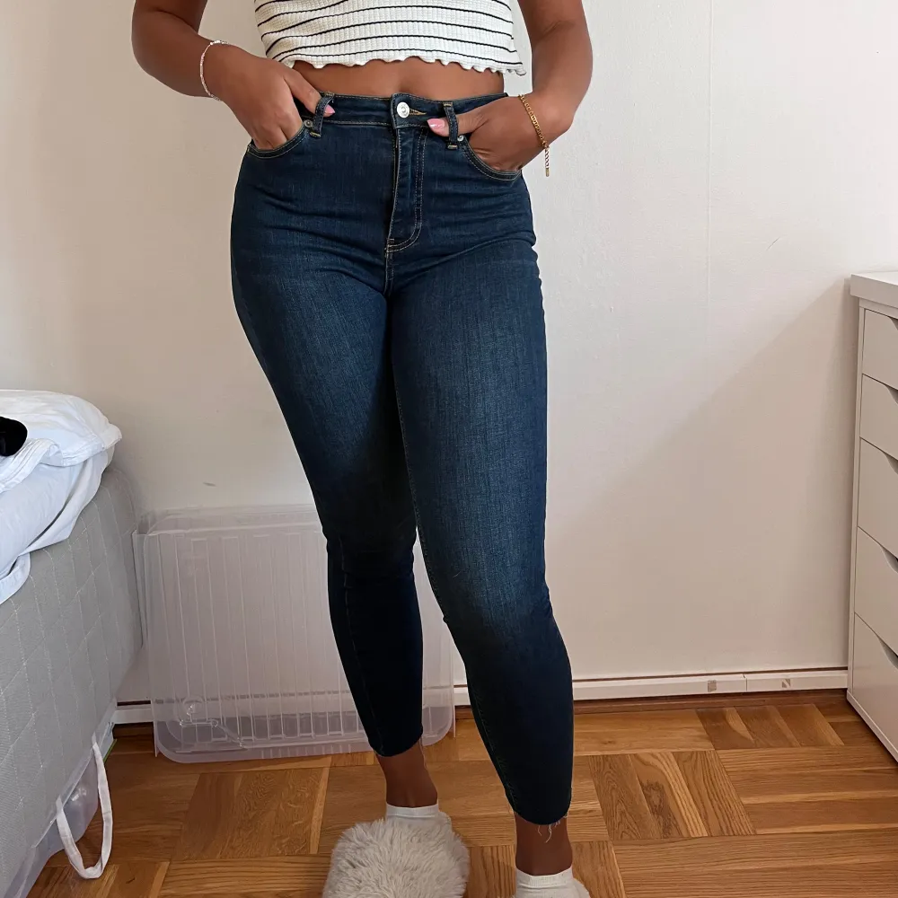 Skinny jeans. Jag är 168cm.  Säljer tröjorna i ett annat inlägg. . Jeans & Byxor.