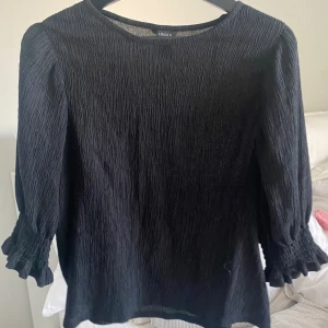 Svart blus - Super fin och enkel svart blus🖤🖤