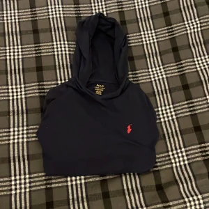 Fin Ralph Lauren Tröja med Luva - En fin tunn tröja med luva. Väldigt snygg och passar till vardagen. Inte en tjocktröja utan en långarmad tröja med luva. Den är i okej skick 7,5/10. Säljer för att den är för liten. 