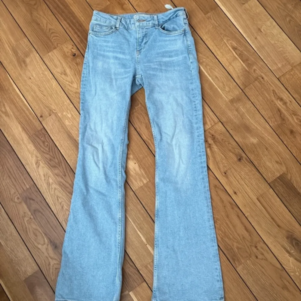 Ljusblå jeans från Zara, prislapp av men aldrig använda. Storlek 36, men skulle säga som en 34. Bra skick. Jeans & Byxor.