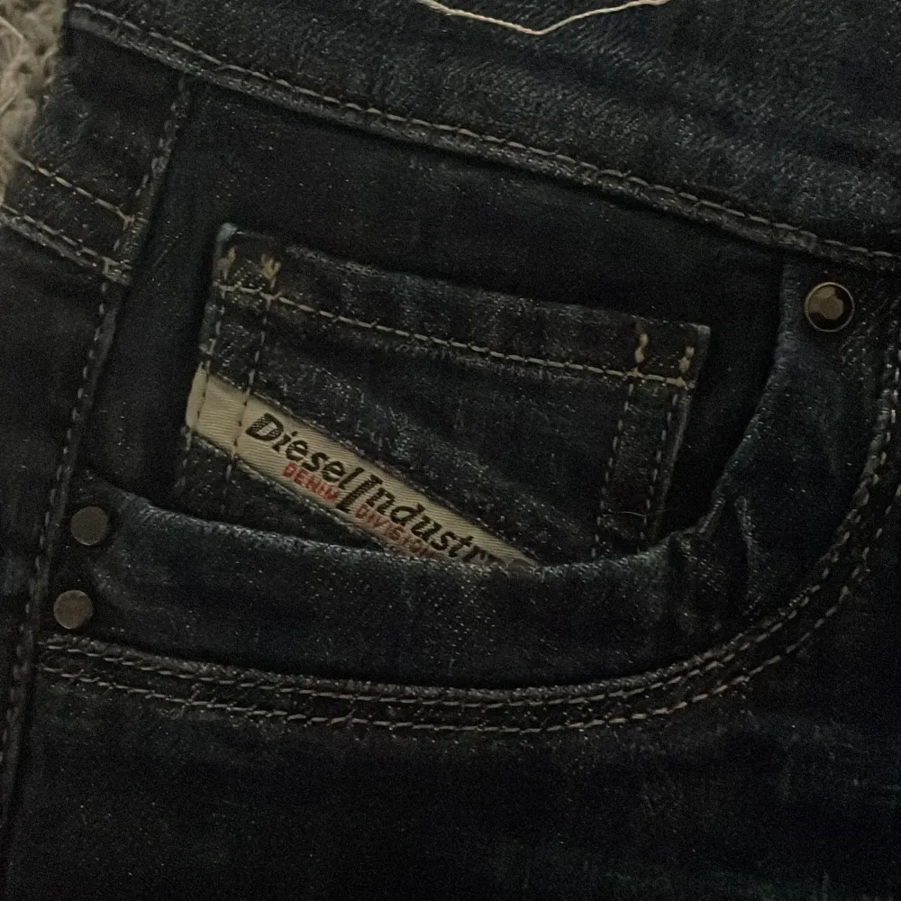 Jättefina jeans från diesel, knappt använda. Säljer då dom är lite långa på mig, men annars inget fel på dom. Jag är 163 cm. Priset kan diskuteras men tänk på att det är nya diesel jeans så går inte ner allt för mycket. . Jeans & Byxor.