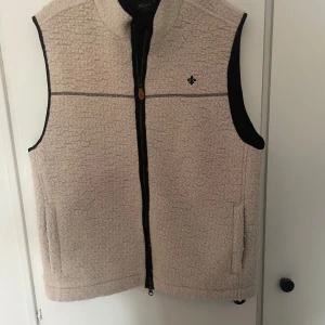 Morris väst - Morris fleece i strl L Köpt på boozt och har bara andvänds nån enstaka gång 