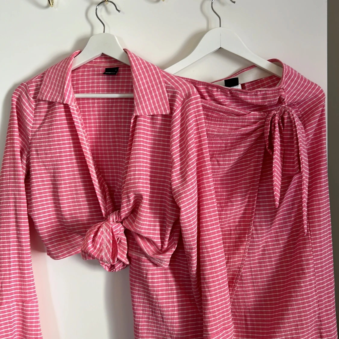 Rosa rutig skjorta med tillhörande kjol från Gina Tricot - 90