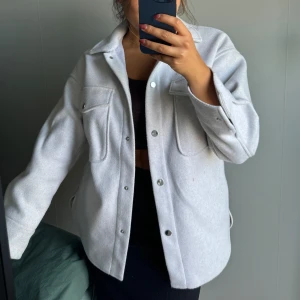 Jacka  - Tunnare ljusgrå/beige jacka från Zara. Använd fåtal gånger och i bra skick. 