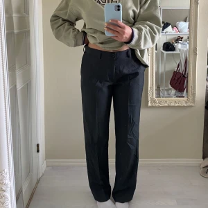 Kostymbyxor  - Kostymbyxor i Strl 34x32 säljes! Bra i längden för mig som är 176cm. Tror egentligen det är herrmodell, men sitter perfa på mig som är tjej! 🫶🏼