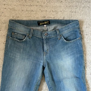 Lågmidjade bootcut jeans  - Superfina ljusblåa jeans från Guess! Tecken på användning finns vid hälarna. Midemått 80 cm, innerbenslängd 86 cm💖💖