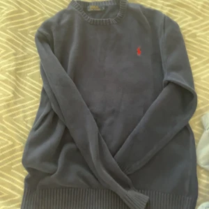 Ralph lauren stickad tjocktröja - 9,5/10 skick | knappt använd | perfekt inför hösten och vintern| Har använts väldigt sparsamt | Normal i storlek |  skriv för fler frågor och bilder |