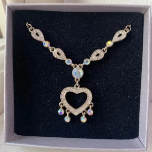 Hjärthalsband💗  - Ett så unikt och snyggt halsband med ett hjärta och diamanter på. Denna piffar upp din outfit så mycket!🌸