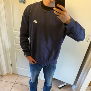 Mörkblå Nike Tröja - Tröjan är i gott skick, sparsamt använd. Den är large i storlek.