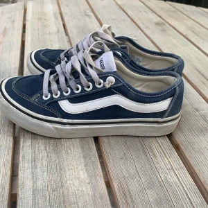 Vans skor - Snygga Vans i blått. Skick 7/10. Med nya snören blir de superfräscha