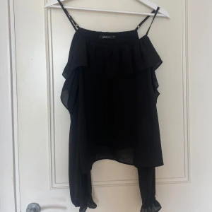 Tröja Ginatricot  - En långärmad blus i storlek 34. Använd endast en gång.