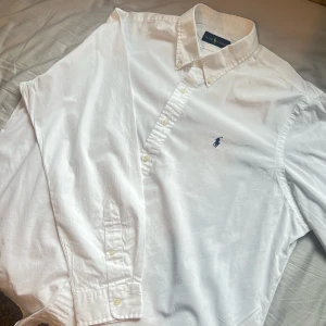 Ralph Lauren Skjorta (Vit) - Säljer min Vita Ralph Lauren Skjorta som är i storlek XXL.  Kan antingen frakta eller möta upp i varberg