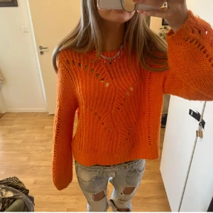 ORANGE TRÖJA - sååå cool och as snygg orange stickad tröja! köpt här på plick men kommer inte så mycket till användning🧡 Inte mina bilder!🧡🧡