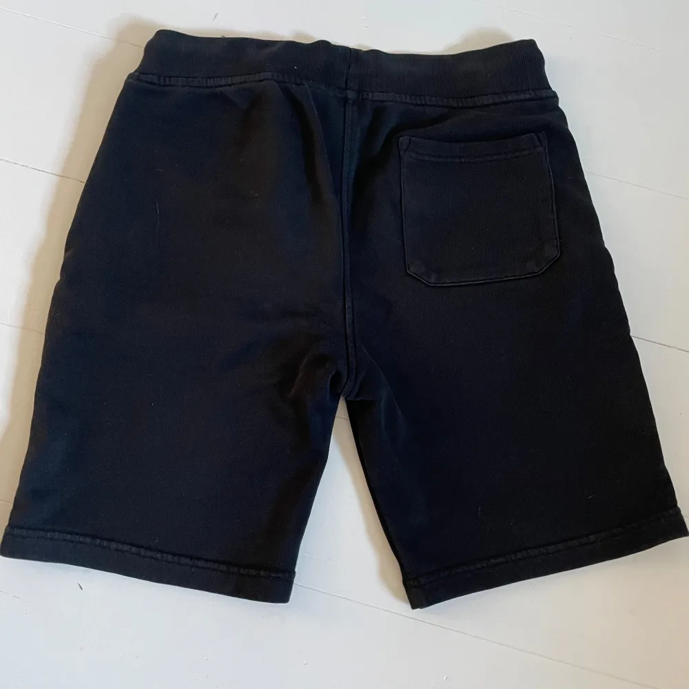 Hej! Säljer dessa svarta sail racing shorts i toppskick. Dem är bara använda ett fåtal gånger och är i jättebra skick! Inga skador eller defekter överhuvudtaget. Stl 170 (S) och passar bra och sitter skönt. Hör av er vid frågor!. Shorts.