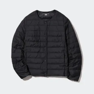 Svart quiltad jacka från Uniqlo - Säljer en stilren svart quiltad jacka från Uniqlo. Den har en enkel design med knappar framtill och långa ärmar. Perfekt för höst och vår när du vill hålla dig varm men ändå se snygg ut. Passar både till vardags och lite finare tillfällen.