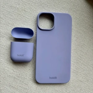 Mobilskal iPhone 13/14 - Mobilskal Holdit iPhone 13/14. AirPods fodral medföljer! Båda är i nyskick 🙂
