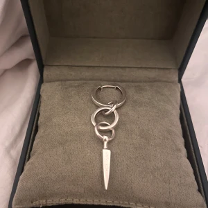 Maria Nilsdotter örhänge - Säljer mitt ”chaos Queen” örhänge från Maria Nilsdotter, boxen kommer med❤️Nypris: 2 795kr, kan mötas och frakta!🥰