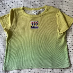 Lakwena Baby Tee - Jättegullig t-shirt som jag har använt, men den är i bra skick 👍🏼 lite som en magtröja 