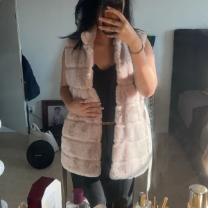 Babyrosa/beige fluffig mjuk väst 😍🩷 - En väldigt söt, mjuk och fluffig babyrosa/beige väst i storlek 38. Använt en enda gång så är i helt ny skick. Köpt för 400 säljer för 250kr 🩷😍