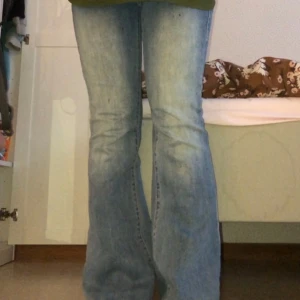 TRUE RELIGION JEANSS!!😻😻 - Säljer mina SUPER snygga true religion jeans i bootcut tar (endast) för BRA PRISER, jättebrakvalietet och jättebekväma med!😻❤️❤️ Midjemåttet:35cm rakt över Innerbenslängd:Ca 73 cm ❤️❤️