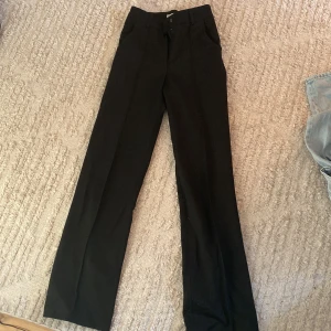 Madlady kostymbyxor - Säljer madladys kostymbyxor som är högmidjade! Dessa är i storleken EU34 L32 och är i väldigt bra skick, använts 1 gång 