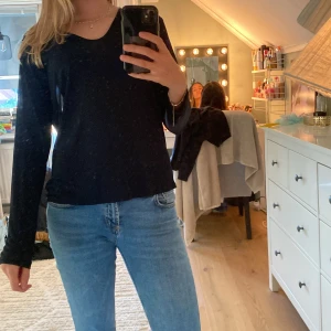 Flippa k tröja  - Säljer denna marinblåa tröja från flippa k. Väldigt bra skick har använt ett fåtal gånger💗