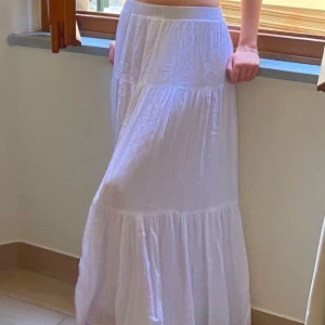 Vit långkjol - Långkjol från stradivarius! Perfekt längd lågmidjat på mig som är 163cm. I bra skick!